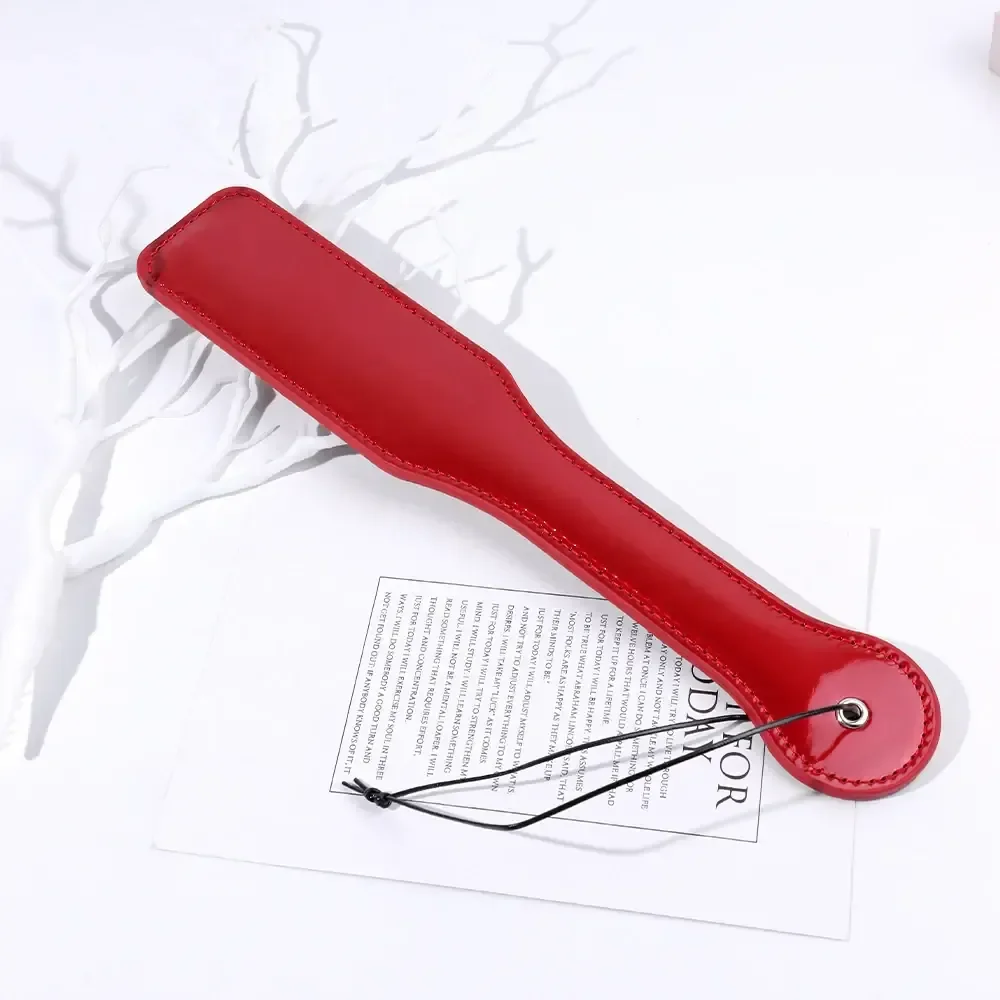 palette de fessee en cuir rouge