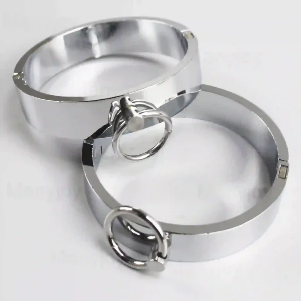accessoire BDSM en métal pour chevilles